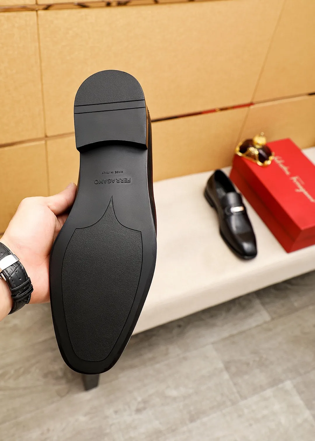 Men's shoes 💰460 💐 Product trademark: Ferragamo "Ferragamo" casual leather shoes Regular size: 38-44 (45.46🉑️customized) Product materials: Selected imported first-layer calfskin upper + luxury hardware buckle, imported water-dyed cowhide leather lining. Strong three-dimensional visual effect, original rubber outsole Color: 1⃣️color optional